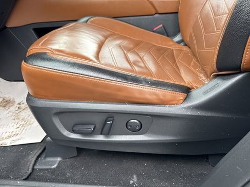 Used 2023 Nissan Pathfinder Platinum image 11