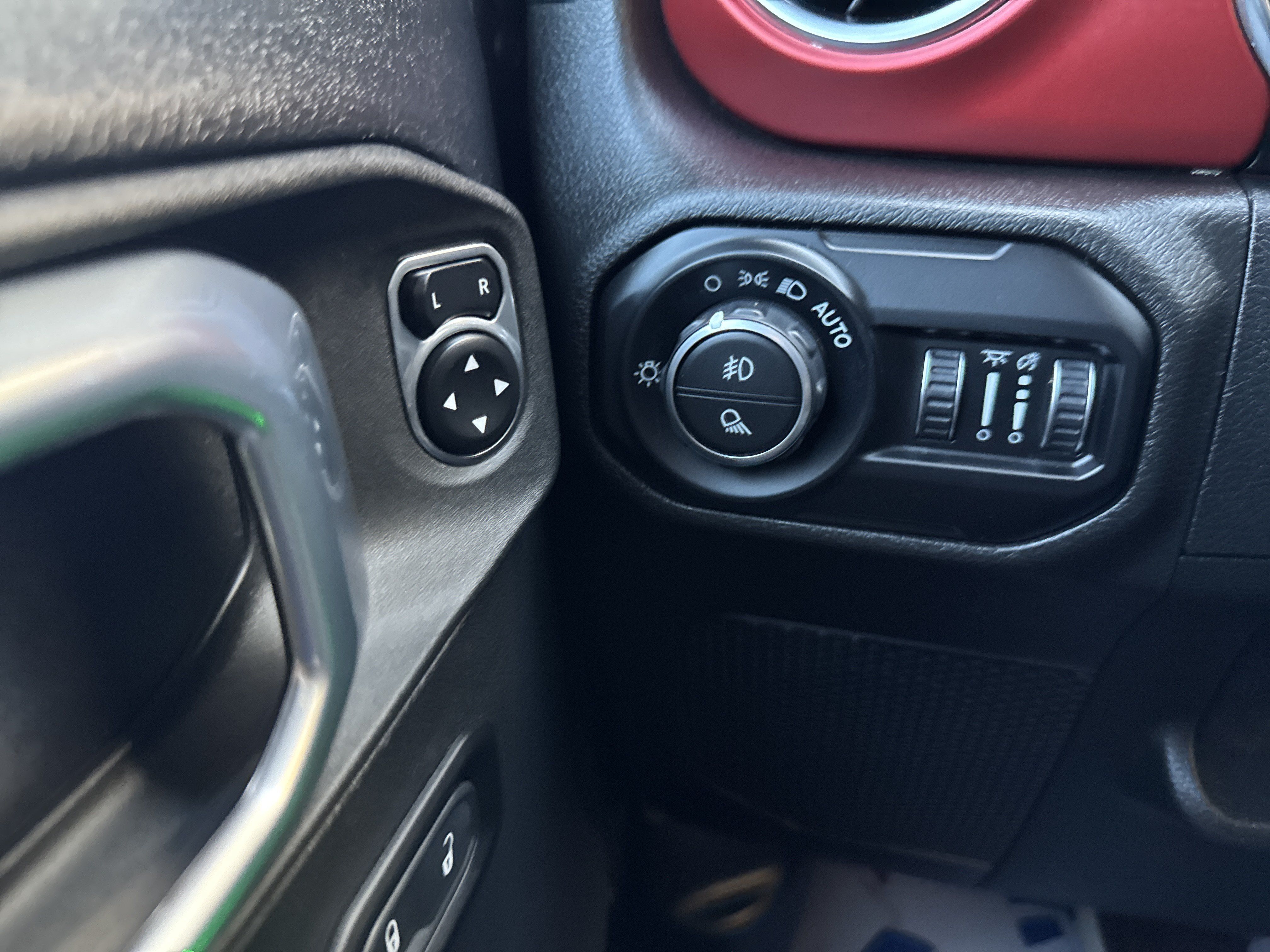Used 2021 Jeep Gladiator Rubicon AWD/4WD image 36