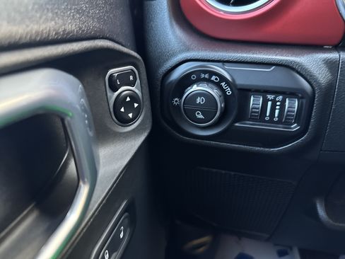 Used 2021 Jeep Gladiator Rubicon AWD/4WD image 36