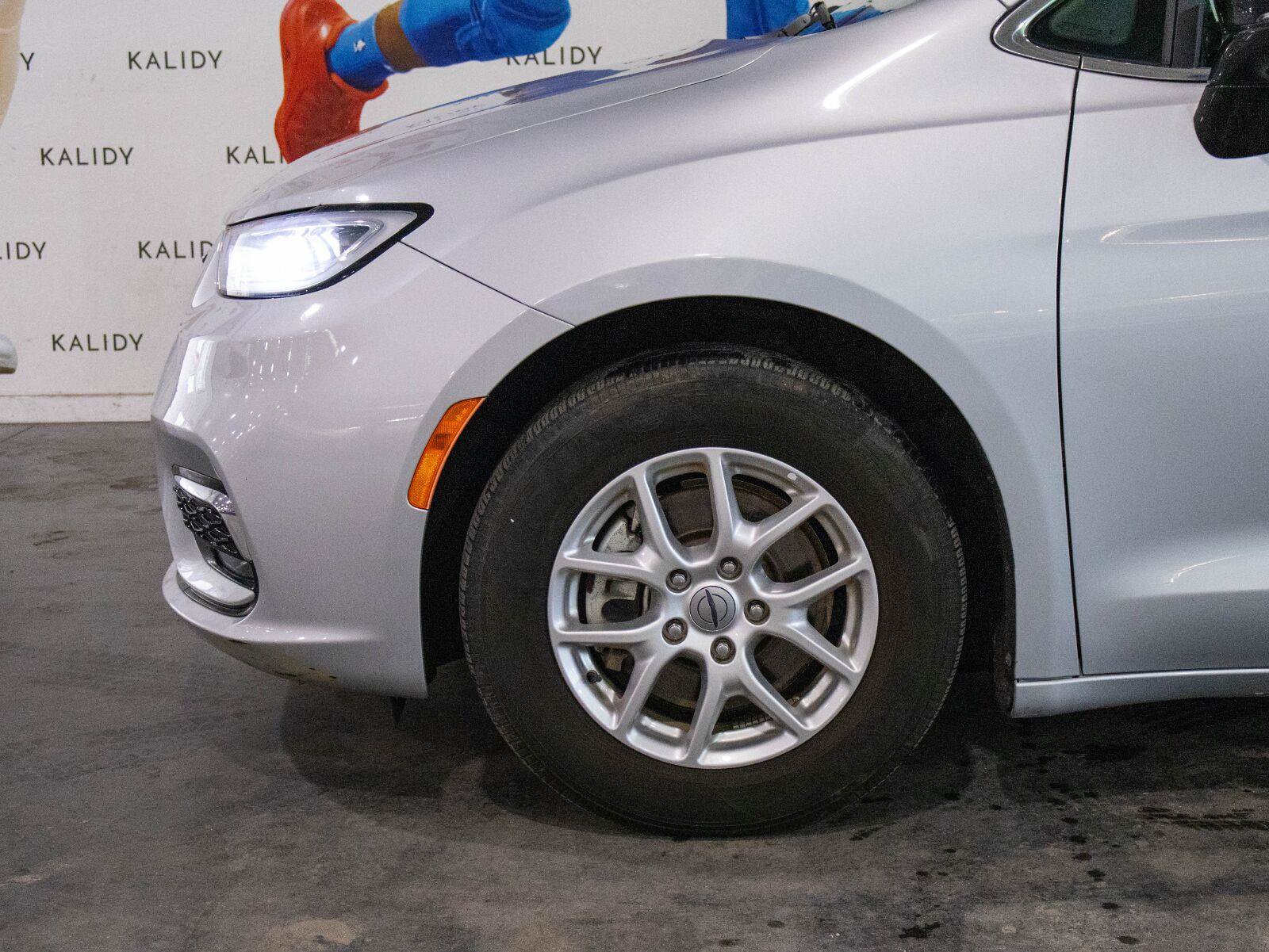Used 2024 Chrysler Pacifica Touring-L FWD image 15