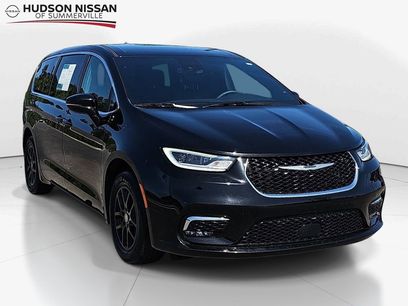 Used 2025 Chrysler Pacifica Select