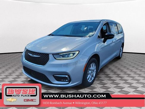 Used 2024 Chrysler Pacifica Touring-L FWD image 2