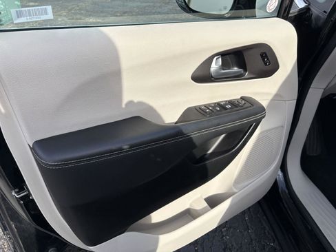 Used 2024 Chrysler Pacifica Touring-L image 14