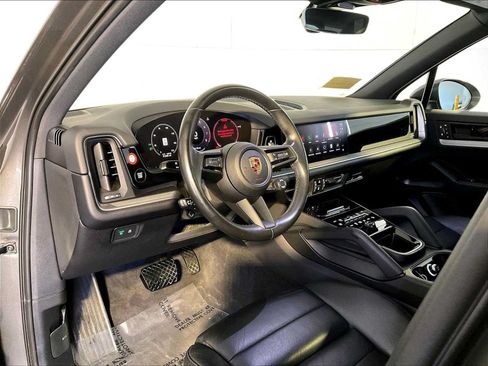 Certified 2024 Porsche Cayenne AWD/4WD image 4