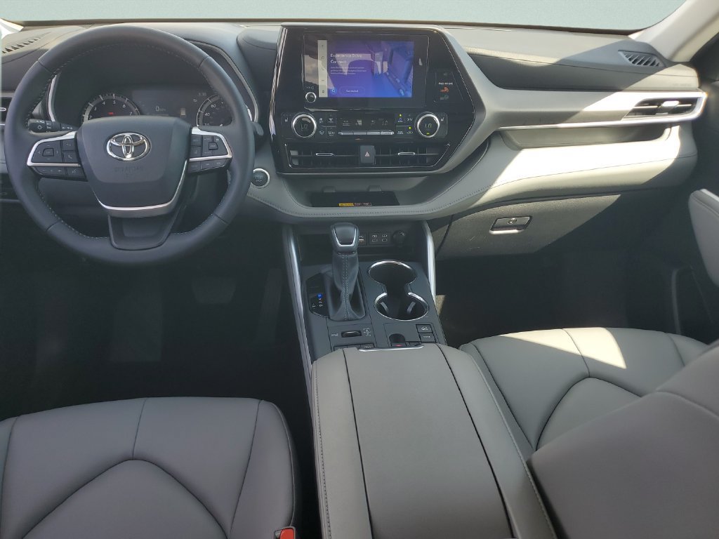Used 2025 Toyota Highlander XLE AWD/4WD image 11