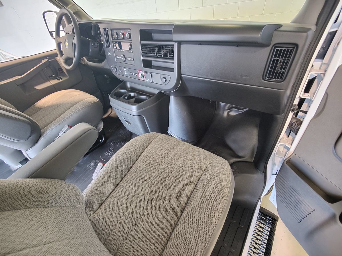 Used 2025 Chevrolet Express 3500 w/ Driver Convenience Package RWD image 27
