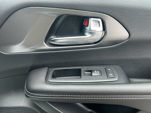 New 2026 Chrysler Pacifica Select AWD/4WD image 19