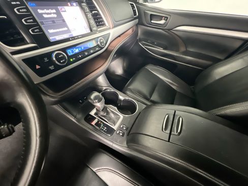 Used 2019 Toyota Highlander XLE image 26