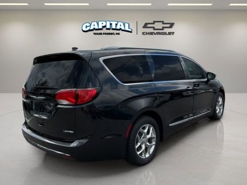 Used 2018 Chrysler Pacifica Limited image 5