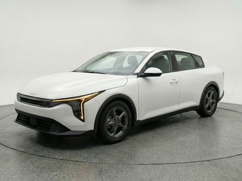 Used 2025 Kia K4 FWD image 3