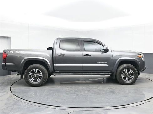 Used 2019 Toyota Tacoma TRD Sport image 11