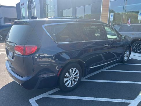 Used 2018 Chrysler Pacifica Touring-L w/ Advanced Safetytec Group FWD image 5