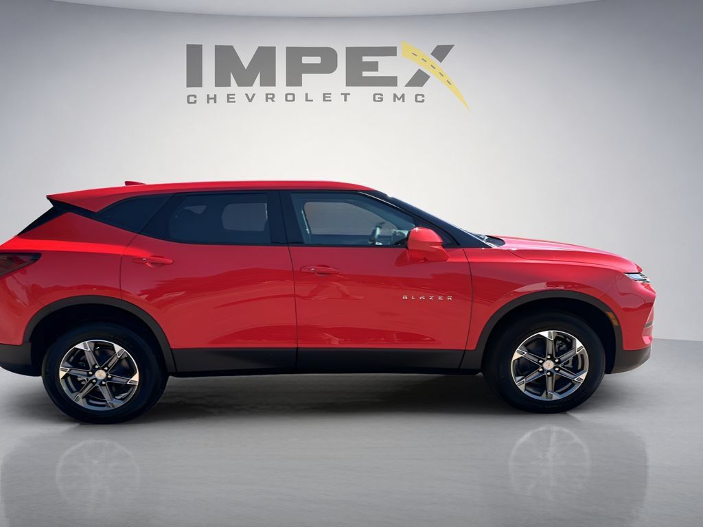 Used 2026 Chevrolet Blazer LT FWD image 6