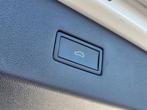 Used 2022 Volkswagen Tiguan SE image 9