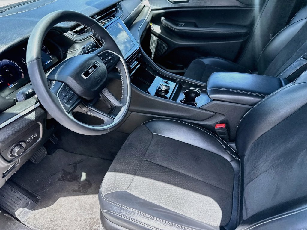 Used 2024 Jeep Grand Cherokee Altitude RWD image 25