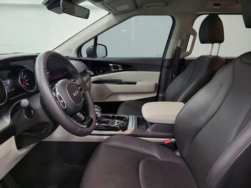 Used 2024 Kia Carnival EX FWD image 18