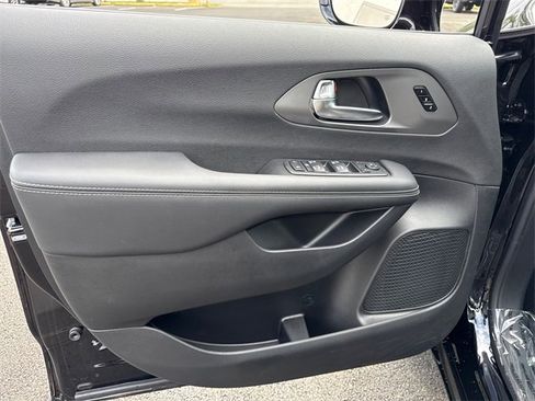 New 2025 Chrysler Pacifica Select image 11