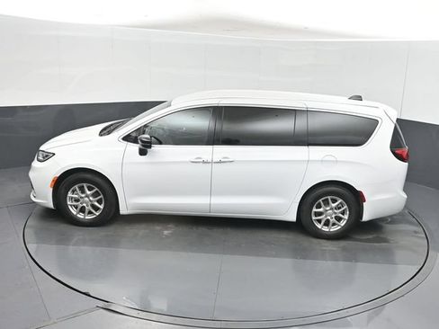 Used 2026 Chrysler Pacifica Select FWD image 43