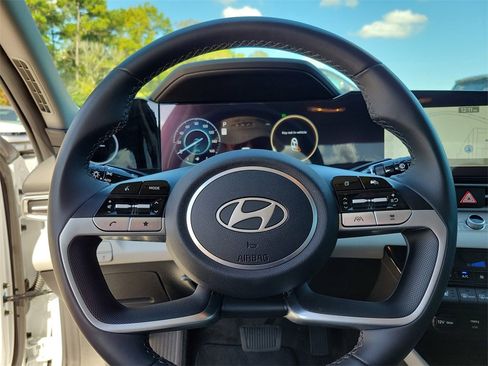 Used 2025 Hyundai Elantra Limited image 13