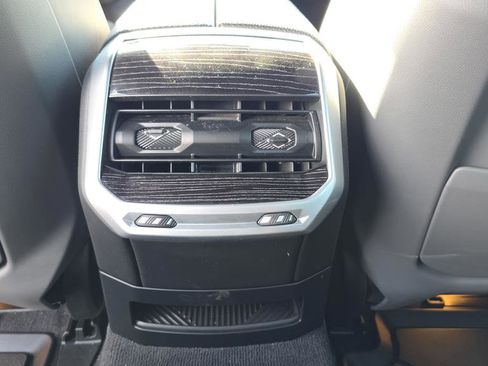 Used 2025 BMW 760i xDrive w/ Premium Package image 32