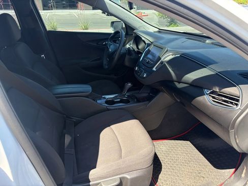 Used 2018 Chevrolet Malibu LT FWD image 13