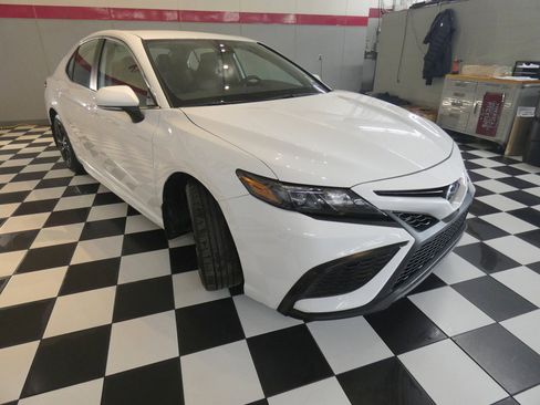 Used 2024 Toyota Camry SE image 3