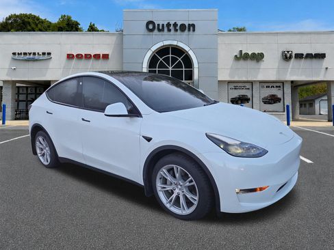 Used 2023 Tesla Model Y AWD image 1