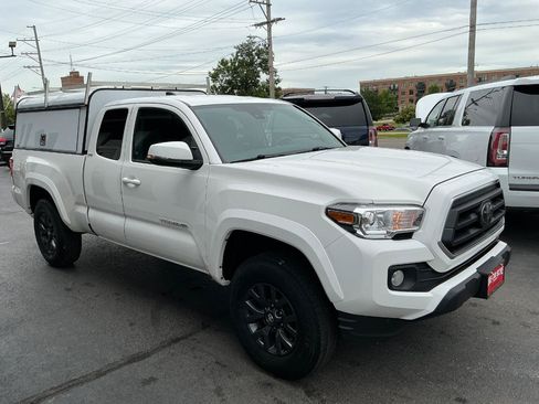 Used 2021 Toyota Tacoma SR5 w/ Technology Package RWD image 3