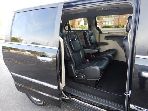 Used 2015 Chrysler Town & Country Touring-L w/ Driver Convenience Group FWD image 21