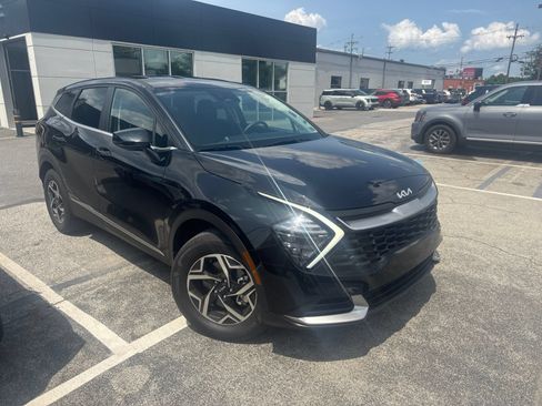 Used 2024 Kia Sportage LX AWD/4WD image 3