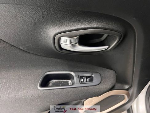 Used 2017 Jeep Renegade Latitude FWD image 31