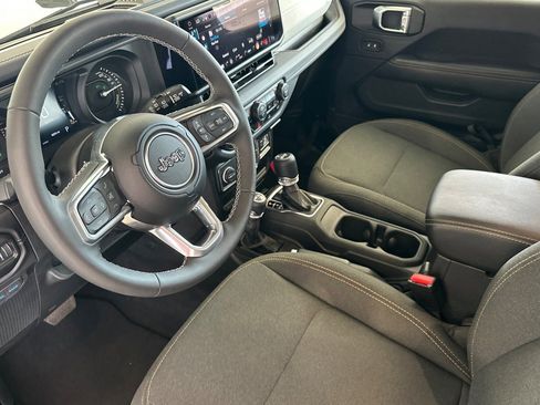 Used 2025 Jeep Wrangler Sahara 4xe image 10