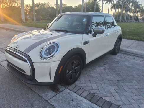 Used 2023 MINI Cooper 4-Door Hardtop FWD image 3