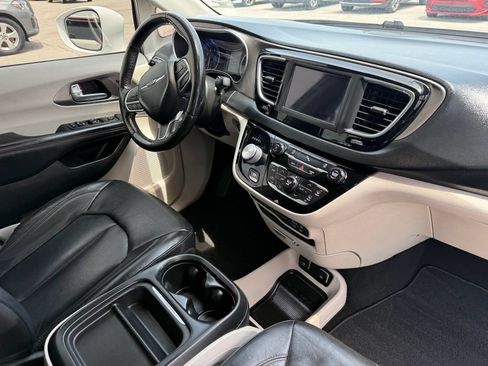 Used 2020 Chrysler Pacifica Touring-L FWD image 4
