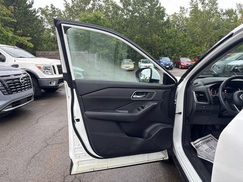 Certified 2024 Nissan Rogue Platinum AWD/4WD image 17