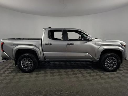 Used 2025 Toyota Tacoma Limited AWD/4WD image 9