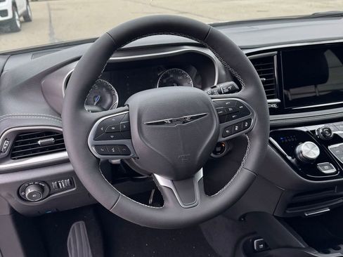 New 2026 Chrysler Pacifica Select image 16