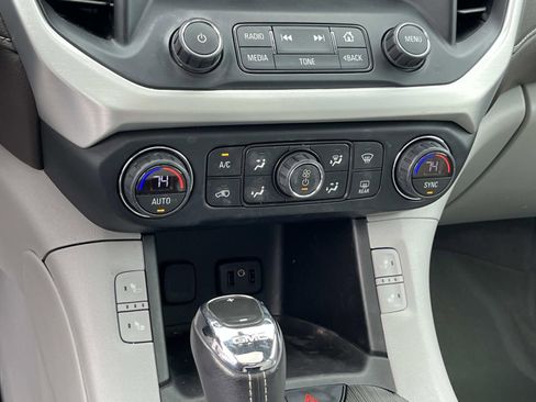 Used 2019 GMC Acadia SLT image 36