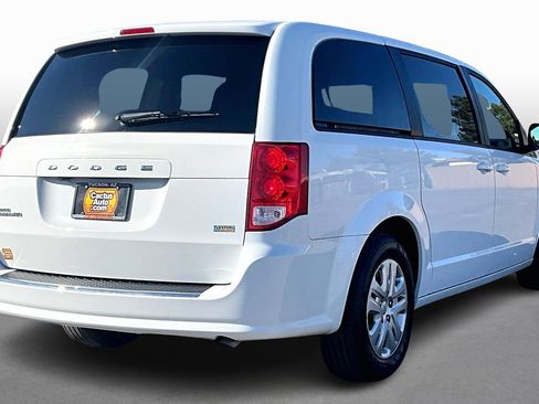 Used 2018 Dodge Grand Caravan SE w/ UConnect Hands-Free Group image 2