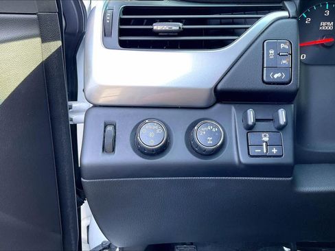 Used 2017 Chevrolet Suburban Premier image 32