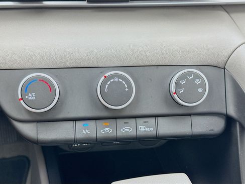 Used 2025 Hyundai Elantra SE FWD image 12