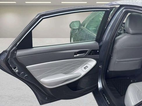 Used 2019 Toyota Avalon Limited image 15