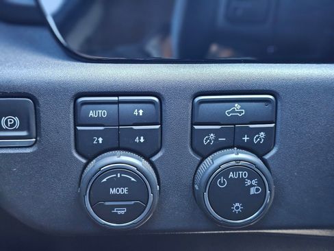 Used 2022 Chevrolet Silverado 1500 LT AWD/4WD image 17