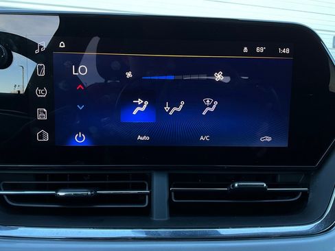 Used 2025 Chevrolet Trax LT image 28