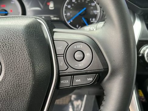 Used 2023 Toyota Venza LE AWD/4WD image 10