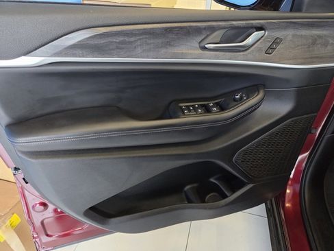 Used 2024 Jeep Grand Cherokee Limited w/ Luxury Tech Group II image 12