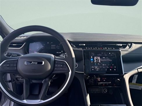 New 2025 Jeep Grand Cherokee Altitude image 21
