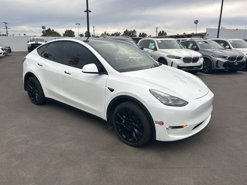 Used 2024 Tesla Model Y Long Range image 9
