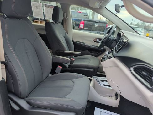 Used 2019 Chrysler Pacifica LX image 20