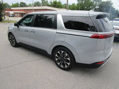 Used 2024 Kia Carnival EX FWD image 2